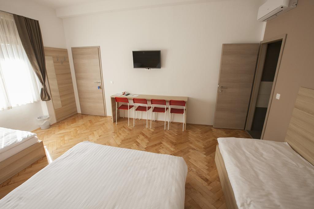 Sweet Dreams Rooms And Apartments Postojna Exterior photo